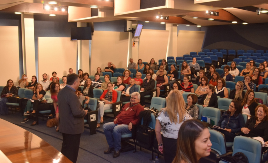 Representantes das 22 regionais de saúde do Paraná participaram de oficina para tratar de mudanças no sistema de vigilância da Tuberculose. O secretário da Saúde do Paraná, Beto Preto, explicou que o novo Sistema de Notificação de Tratamento da Infecção Latente está sendo implantado em todo país com a meta de reduzir a incidência de casos até 2035. Foto:Diogo Pracz de Oliveira