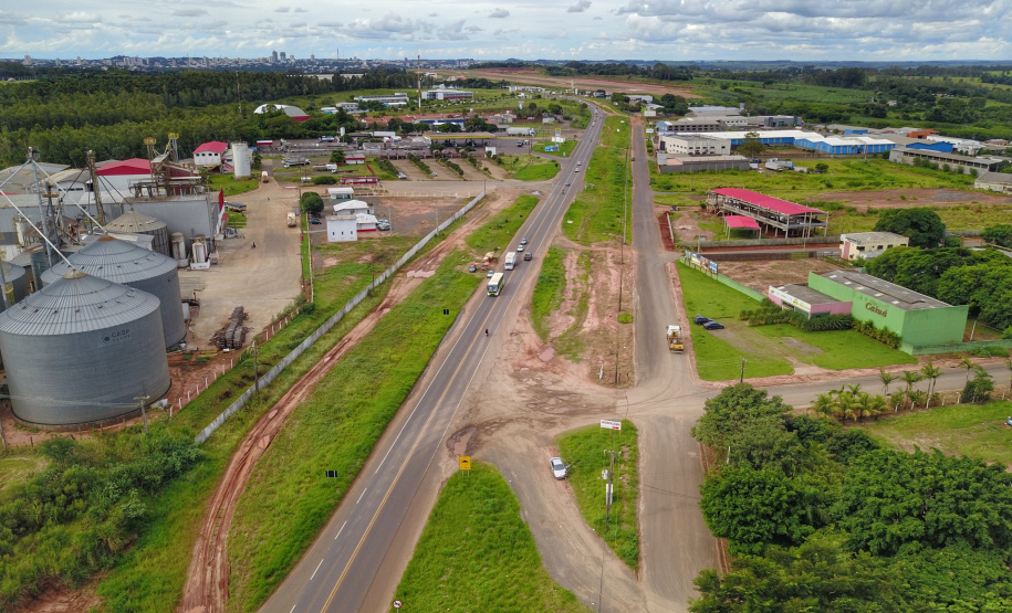 Em visita à 45ª edição da Expo Umuarama na noite desta sexta-feira (15), o governador Carlos Massa Ratinho Junior anunciou um pacote de R$ 54,7 milhões em investimentos na PR-323. Foram assinadas três licitações de obras e projetos de duplicação e ampliação da capacidade de tráfego da rodovia, que é um importante corredor da malha estadual e proporciona ligação com países do Mercosul. PR - 323 - Umuarama, 15/03/2019 - foto: José Fernando Ogura/ANPr