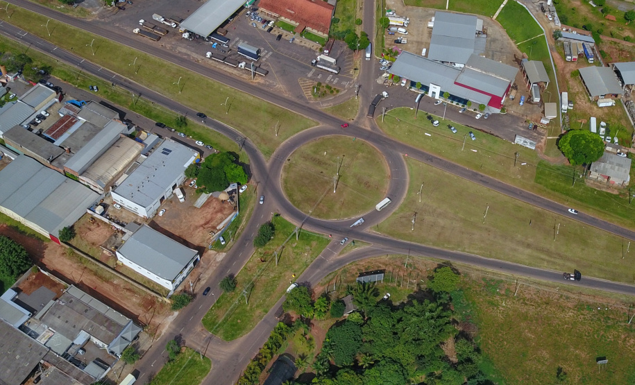 Em visita à 45ª edição da Expo Umuarama na noite desta sexta-feira (15), o governador Carlos Massa Ratinho Junior anunciou um pacote de R$ 54,7 milhões em investimentos na PR-323. Foram assinadas três licitações de obras e projetos de duplicação e ampliação da capacidade de tráfego da rodovia, que é um importante corredor da malha estadual e proporciona ligação com países do Mercosul. Trevo Gauchão - Umuarama, 15/03/2019 - foto: José Fernando Ogura/ANPr