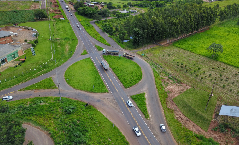 Em visita à 45ª edição da Expo Umuarama na noite desta sexta-feira (15), o governador Carlos Massa Ratinho Junior anunciou um pacote de R$ 54,7 milhões em investimentos na PR-323. Foram assinadas três licitações de obras e projetos de duplicação e ampliação da capacidade de tráfego da rodovia, que é um importante corredor da malha estadual e proporciona ligação com países do Mercosul. Trevio de acesso a Mariluz - Umuarama, 15/03/2019 - foto: José Fernando Ogura/ANPr