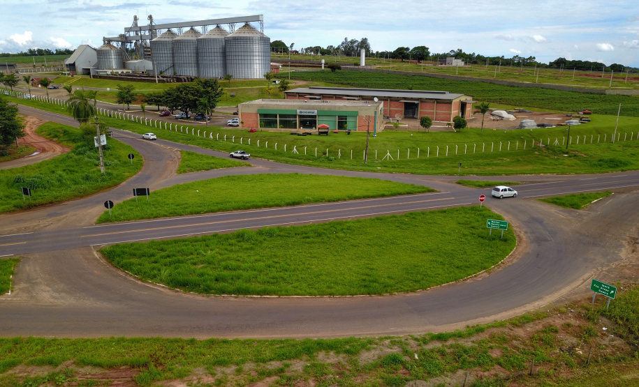 Em visita à 45ª edição da Expo Umuarama na noite desta sexta-feira (15), o governador Carlos Massa Ratinho Junior anunciou um pacote de R$ 54,7 milhões em investimentos na PR-323. Foram assinadas três licitações de obras e projetos de duplicação e ampliação da capacidade de tráfego da rodovia, que é um importante corredor da malha estadual e proporciona ligação com países do Mercosul. Trevio de acesso a Mariluz - Umuarama, 15/03/2019 - foto: José Fernando Ogura/ANPr