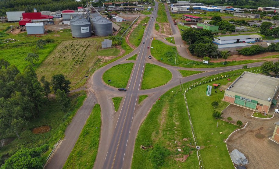 Em visita à 45ª edição da Expo Umuarama na noite desta sexta-feira (15), o governador Carlos Massa Ratinho Junior anunciou um pacote de R$ 54,7 milhões em investimentos na PR-323. Foram assinadas três licitações de obras e projetos de duplicação e ampliação da capacidade de tráfego da rodovia, que é um importante corredor da malha estadual e proporciona ligação com países do Mercosul. Trevio de acesso a Mariluz - Umuarama, 15/03/2019 - foto: José Fernando Ogura/ANPr