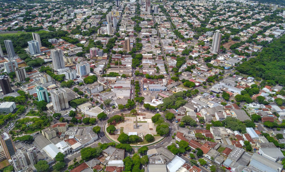 Em visita à 45ª edição da Expo Umuarama na noite desta sexta-feira (15), o governador Carlos Massa Ratinho Junior anunciou um pacote de R$ 54,7 milhões em investimentos na PR-323. Foram assinadas três licitações de obras e projetos de duplicação e ampliação da capacidade de tráfego da rodovia, que é um importante corredor da malha estadual e proporciona ligação com países do Mercosul. - Umuarama, 15/03/2019 - foto: José Fernando Ogura/ANPr