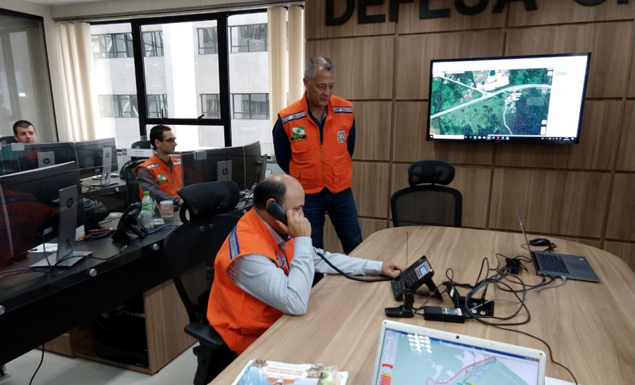 A manhã deste sábado (16) foi diferente para a comunidade do Rio Sagrado, em Morretes, no litoral do Estado. Ao mesmo tempo em que o simulado foi feito no Litoral, equipes da Defesa Civil Estadual monitoram as atividades a partir do Centro Estadual de Gerenciamento de Riscos e Desastres (Cegerd), localizado em Curitiba. - Curitiba, 16/03/2019 - Foto: Defesa Civil