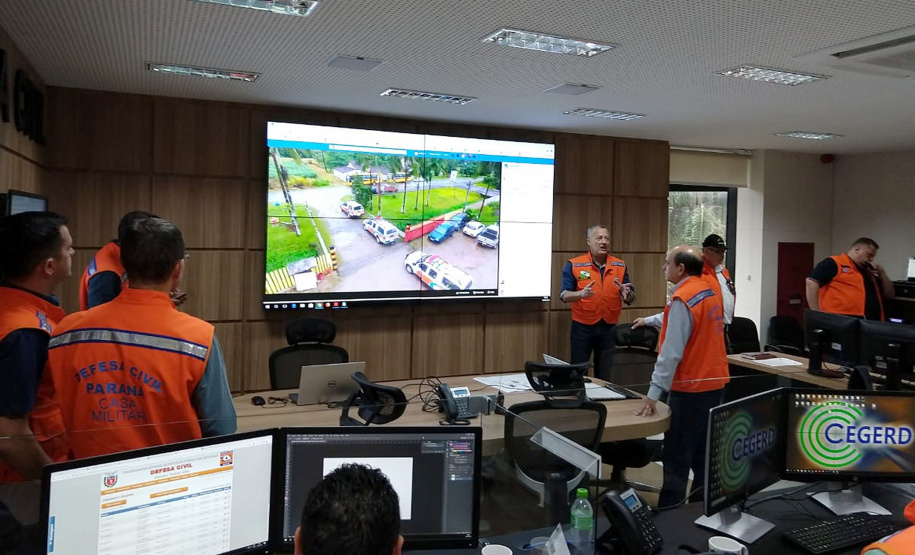 A manhã deste sábado (16) foi diferente para a comunidade do Rio Sagrado, em Morretes, no litoral do Estado. Ao mesmo tempo em que o simulado foi feito no Litoral, equipes da Defesa Civil Estadual monitoram as atividades a partir do Centro Estadual de Gerenciamento de Riscos e Desastres (Cegerd), localizado em Curitiba. - Curitiba, 16/03/2019 - Foto: Defesa Civil
