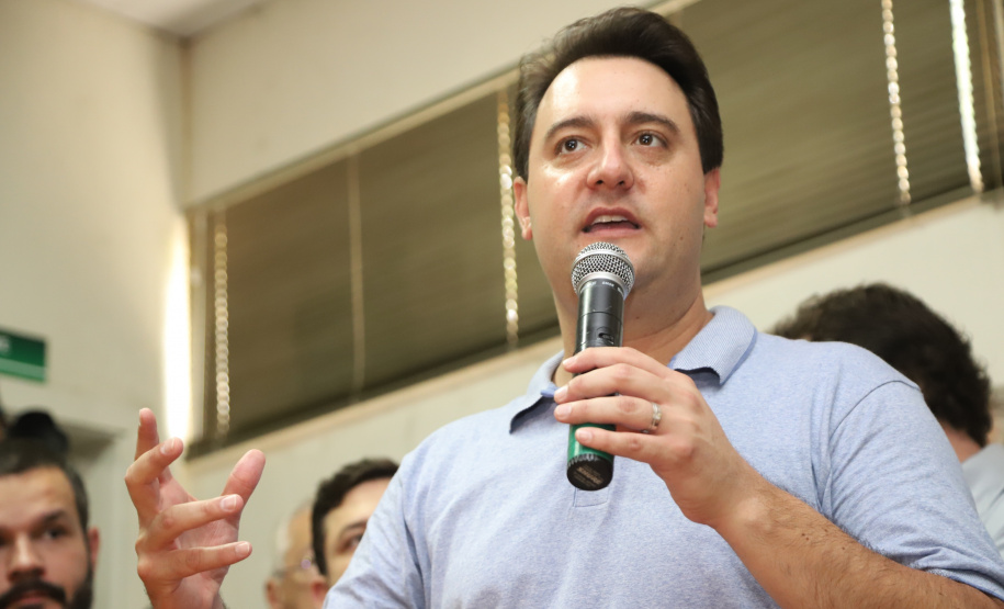 O governador Carlos Massa Ratinho Junior confirmou neste sábado (16) investimentos de R$ 2,82 milhões em obras e compra de máquinas e veículos para oito municípios da região Noroeste do Estado. Foram assinadas, na ExpoParanavaí, um dos principais eventos do agronegócio do Paraná, autorizações e homologações. - Paranavaí, 16/03/2019 - Foto: José Fernando Ogura/ANPr