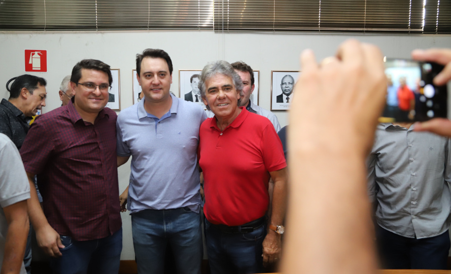 O governador Carlos Massa Ratinho Junior confirmou neste sábado (16) investimentos de R$ 2,82 milhões em obras e compra de máquinas e veículos para oito municípios da região Noroeste do Estado. Foram assinadas, na ExpoParanavaí, um dos principais eventos do agronegócio do Paraná, autorizações e homologações. - Paranavaí, 16/03/2019 - Foto: José Fernando Ogura/ANPr