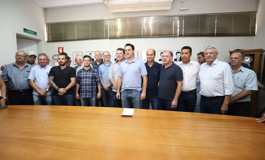 O governador Carlos Massa Ratinho Junior confirmou neste sábado (16) investimentos de R$ 2,82 milhões em obras e compra de máquinas e veículos para oito municípios da região Noroeste do Estado. Foram assinadas, na ExpoParanavaí, um dos principais eventos do agronegócio do Paraná, autorizações e homologações. - Paranavaí, 16/03/2019 - Foto: José Fernando Ogura/ANPr