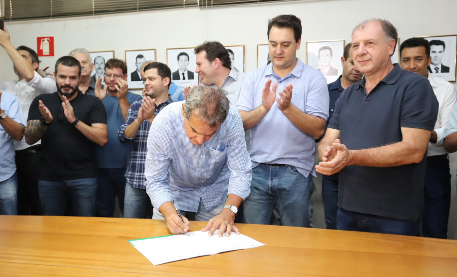 O governador Carlos Massa Ratinho Junior confirmou neste sábado (16) investimentos de R$ 2,82 milhões em obras e compra de máquinas e veículos para oito municípios da região Noroeste do Estado. Foram assinadas, na ExpoParanavaí, um dos principais eventos do agronegócio do Paraná, autorizações e homologações. - Paranavaí, 16/03/2019 - Foto: José Fernando Ogura/ANPr