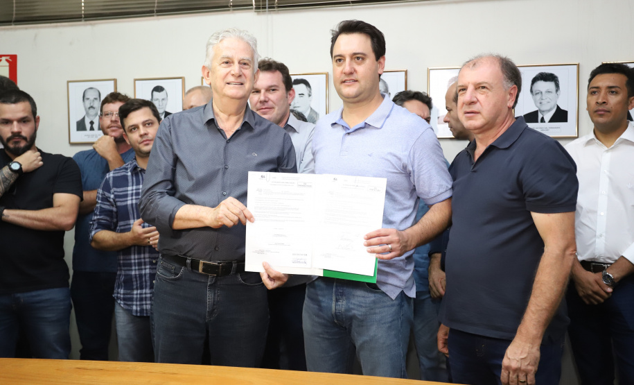 O governador Carlos Massa Ratinho Junior confirmou neste sábado (16) investimentos de R$ 2,82 milhões em obras e compra de máquinas e veículos para oito municípios da região Noroeste do Estado. Foram assinadas, na ExpoParanavaí, um dos principais eventos do agronegócio do Paraná, autorizações e homologações. - Paranavaí, 16/03/2019 - Foto: José Fernando Ogura/ANPr