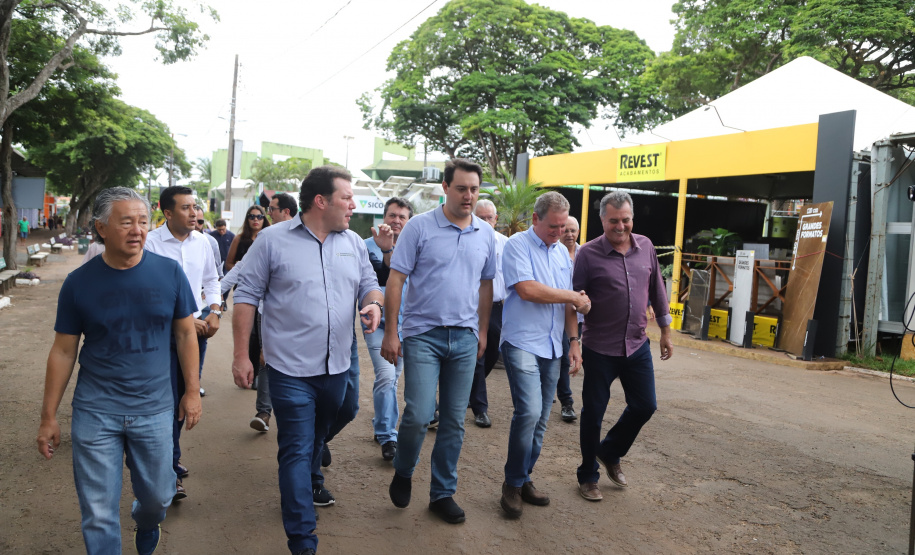 O governador Carlos Massa Ratinho Junior confirmou neste sábado (16) investimentos de R$ 2,82 milhões em obras e compra de máquinas e veículos para oito municípios da região Noroeste do Estado. Foram assinadas, na ExpoParanavaí, um dos principais eventos do agronegócio do Paraná, autorizações e homologações. - Paranavaí, 16/03/2019 - Foto: José Fernando Ogura/ANPr