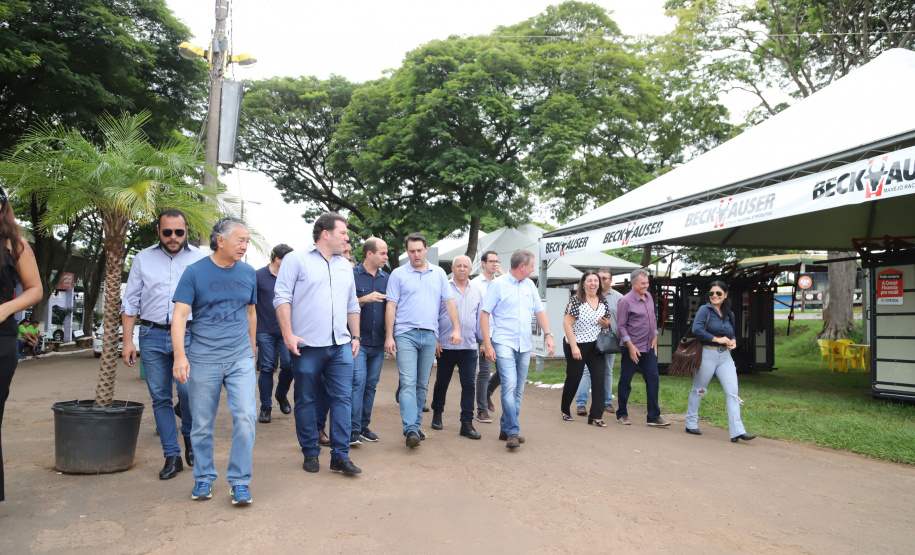 O governador Carlos Massa Ratinho Junior confirmou neste sábado (16) investimentos de R$ 2,82 milhões em obras e compra de máquinas e veículos para oito municípios da região Noroeste do Estado. Foram assinadas, na ExpoParanavaí, um dos principais eventos do agronegócio do Paraná, autorizações e homologações. - Paranavaí, 16/03/2019 - Foto: José Fernando Ogura/ANPr