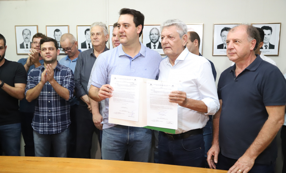 O governador Carlos Massa Ratinho Junior confirmou neste sábado (16) investimentos de R$ 2,82 milhões em obras e compra de máquinas e veículos para oito municípios da região Noroeste do Estado. Foram assinadas, na ExpoParanavaí, um dos principais eventos do agronegócio do Paraná, autorizações e homologações. - Paranavaí, 16/03/2019 - Foto: José Fernando Ogura/ANPr