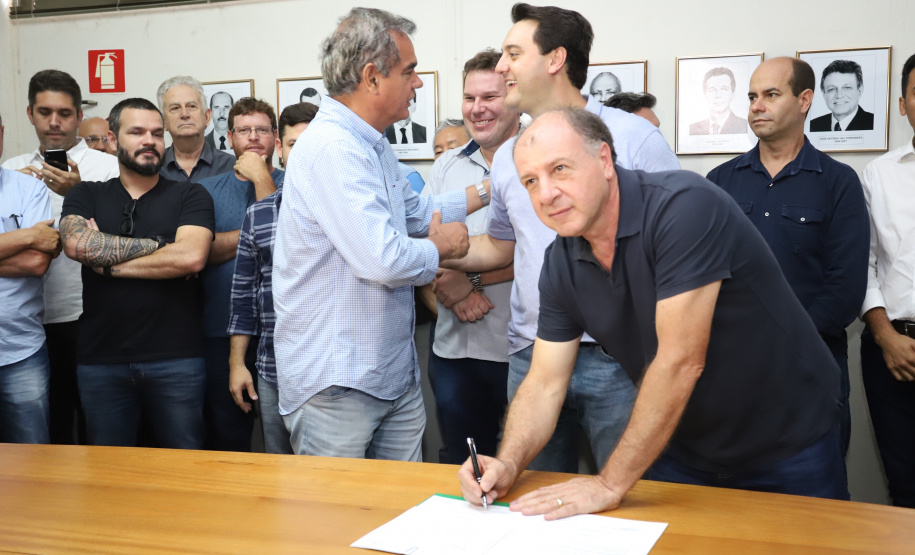 O governador Carlos Massa Ratinho Junior confirmou neste sábado (16) investimentos de R$ 2,82 milhões em obras e compra de máquinas e veículos para oito municípios da região Noroeste do Estado. Foram assinadas, na ExpoParanavaí, um dos principais eventos do agronegócio do Paraná, autorizações e homologações. - Paranavaí, 16/03/2019 - Foto: José Fernando Ogura/ANPr