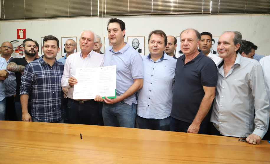 O governador Carlos Massa Ratinho Junior confirmou neste sábado (16) investimentos de R$ 2,82 milhões em obras e compra de máquinas e veículos para oito municípios da região Noroeste do Estado. Foram assinadas, na ExpoParanavaí, um dos principais eventos do agronegócio do Paraná, autorizações e homologações. - Paranavaí, 16/03/2019 - Foto: José Fernando Ogura/ANPr