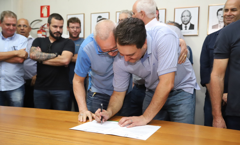 O governador Carlos Massa Ratinho Junior confirmou neste sábado (16) investimentos de R$ 2,82 milhões em obras e compra de máquinas e veículos para oito municípios da região Noroeste do Estado. Foram assinadas, na ExpoParanavaí, um dos principais eventos do agronegócio do Paraná, autorizações e homologações. - Paranavaí, 16/03/2019 - Foto: José Fernando Ogura/ANPr