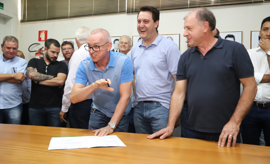 O governador Carlos Massa Ratinho Junior confirmou neste sábado (16) investimentos de R$ 2,82 milhões em obras e compra de máquinas e veículos para oito municípios da região Noroeste do Estado. Foram assinadas, na ExpoParanavaí, um dos principais eventos do agronegócio do Paraná, autorizações e homologações. - Paranavaí, 16/03/2019 - Foto: José Fernando Ogura/ANPr