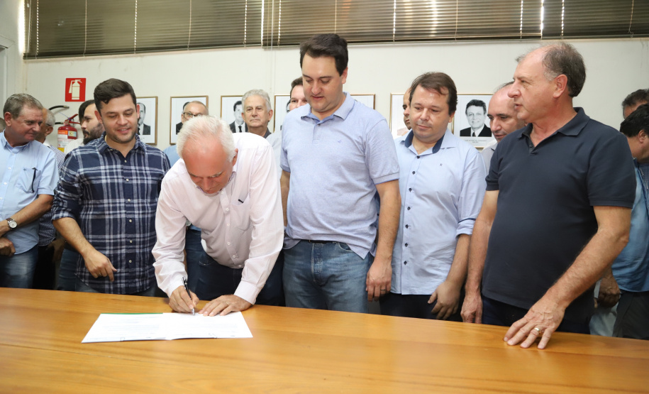 O governador Carlos Massa Ratinho Junior confirmou neste sábado (16) investimentos de R$ 2,82 milhões em obras e compra de máquinas e veículos para oito municípios da região Noroeste do Estado. Foram assinadas, na ExpoParanavaí, um dos principais eventos do agronegócio do Paraná, autorizações e homologações. - Paranavaí, 16/03/2019 - Foto: José Fernando Ogura/ANPr