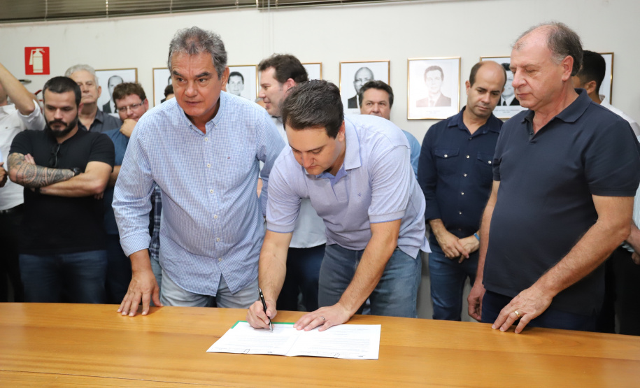 O governador Carlos Massa Ratinho Junior confirmou neste sábado (16) investimentos de R$ 2,82 milhões em obras e compra de máquinas e veículos para oito municípios da região Noroeste do Estado. Foram assinadas, na ExpoParanavaí, um dos principais eventos do agronegócio do Paraná, autorizações e homologações. - Paranavaí, 16/03/2019 - Foto: José Fernando Ogura/ANPr