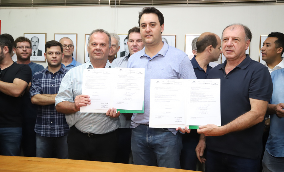 O governador Carlos Massa Ratinho Junior confirmou neste sábado (16) investimentos de R$ 2,82 milhões em obras e compra de máquinas e veículos para oito municípios da região Noroeste do Estado. Foram assinadas, na ExpoParanavaí, um dos principais eventos do agronegócio do Paraná, autorizações e homologações. - Paranavaí, 16/03/2019 - Foto: José Fernando Ogura/ANPr