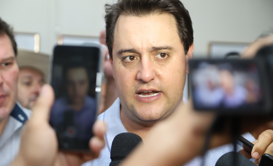 O governador Carlos Massa Ratinho Junior confirmou neste sábado (16) investimentos de R$ 2,82 milhões em obras e compra de máquinas e veículos para oito municípios da região Noroeste do Estado. Foram assinadas, na ExpoParanavaí, um dos principais eventos do agronegócio do Paraná, autorizações e homologações. - Paranavaí, 16/03/2019 - Foto: José Fernando Ogura/ANPr