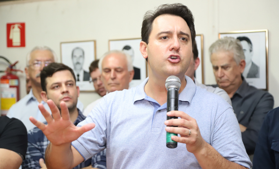 O governador Carlos Massa Ratinho Junior confirmou neste sábado (16) investimentos de R$ 2,82 milhões em obras e compra de máquinas e veículos para oito municípios da região Noroeste do Estado. Foram assinadas, na ExpoParanavaí, um dos principais eventos do agronegócio do Paraná, autorizações e homologações. - Paranavaí, 16/03/2019 - Foto: José Fernando Ogura/ANPr