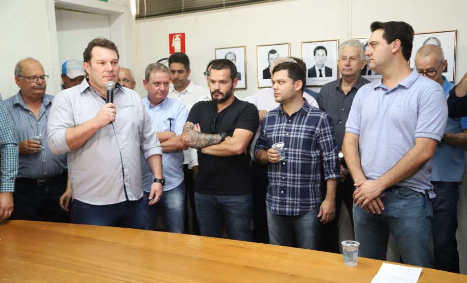 O governador Carlos Massa Ratinho Junior confirmou neste sábado (16) investimentos de R$ 2,82 milhões em obras e compra de máquinas e veículos para oito municípios da região Noroeste do Estado. Foram assinadas, na ExpoParanavaí, um dos principais eventos do agronegócio do Paraná, autorizações e homologações. - Paranavaí, 16/03/2019 - Foto: José Fernando Ogura/ANPr