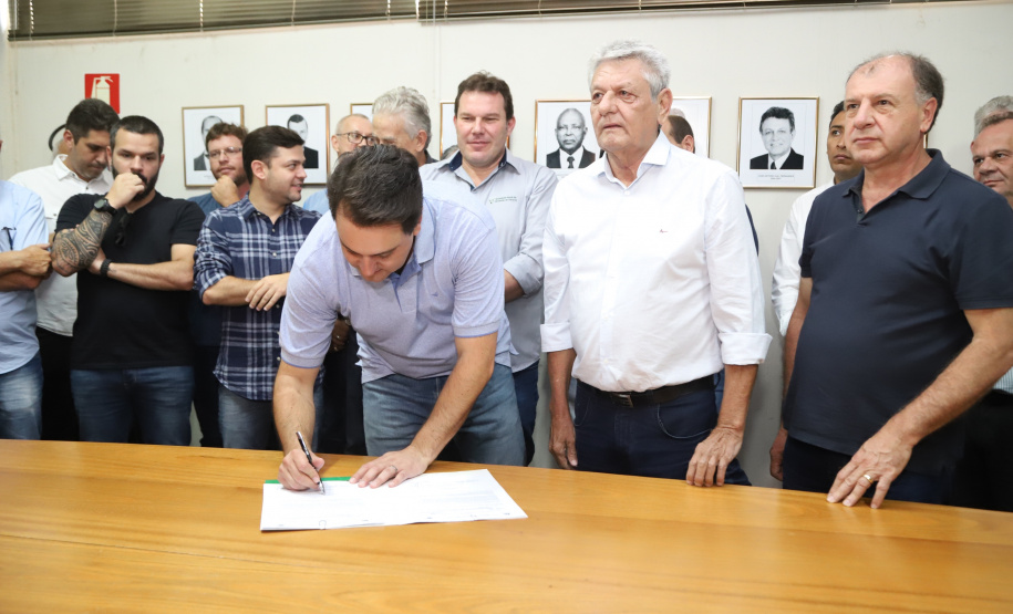 O governador Carlos Massa Ratinho Junior confirmou neste sábado (16) investimentos de R$ 2,82 milhões em obras e compra de máquinas e veículos para oito municípios da região Noroeste do Estado. Foram assinadas, na ExpoParanavaí, um dos principais eventos do agronegócio do Paraná, autorizações e homologações. - Paranavaí, 16/03/2019 - Foto: José Fernando Ogura/ANPr