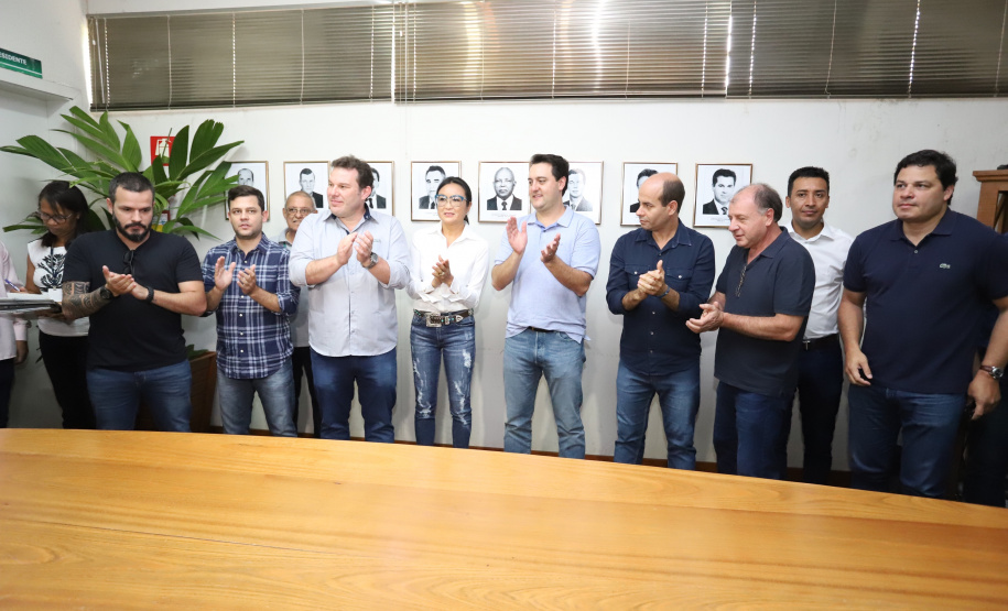 O governador Carlos Massa Ratinho Junior confirmou neste sábado (16) investimentos de R$ 2,82 milhões em obras e compra de máquinas e veículos para oito municípios da região Noroeste do Estado. Foram assinadas, na ExpoParanavaí, um dos principais eventos do agronegócio do Paraná, autorizações e homologações. - Paranavaí, 16/03/2019 - Foto: José Fernando Ogura/ANPr