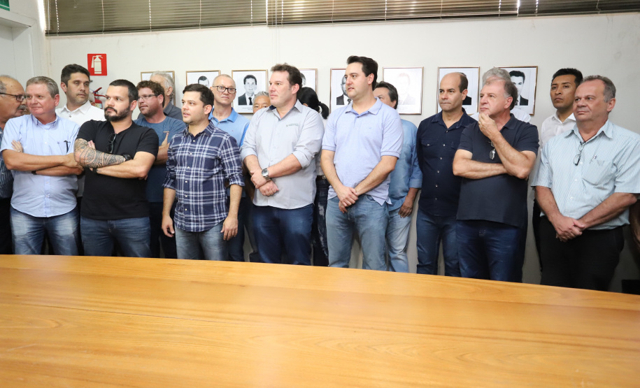 O governador Carlos Massa Ratinho Junior confirmou neste sábado (16) investimentos de R$ 2,82 milhões em obras e compra de máquinas e veículos para oito municípios da região Noroeste do Estado. Foram assinadas, na ExpoParanavaí, um dos principais eventos do agronegócio do Paraná, autorizações e homologações. - Paranavaí, 16/03/2019 - Foto: José Fernando Ogura/ANPr