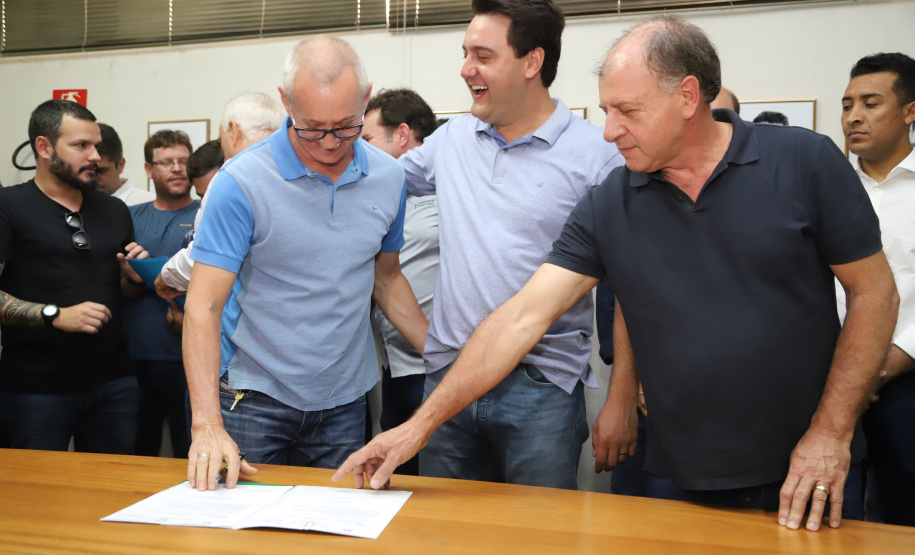 O governador Carlos Massa Ratinho Junior confirmou neste sábado (16) investimentos de R$ 2,82 milhões em obras e compra de máquinas e veículos para oito municípios da região Noroeste do Estado. Foram assinadas, na ExpoParanavaí, um dos principais eventos do agronegócio do Paraná, autorizações e homologações. - Paranavaí, 16/03/2019 - Foto: José Fernando Ogura/ANPr