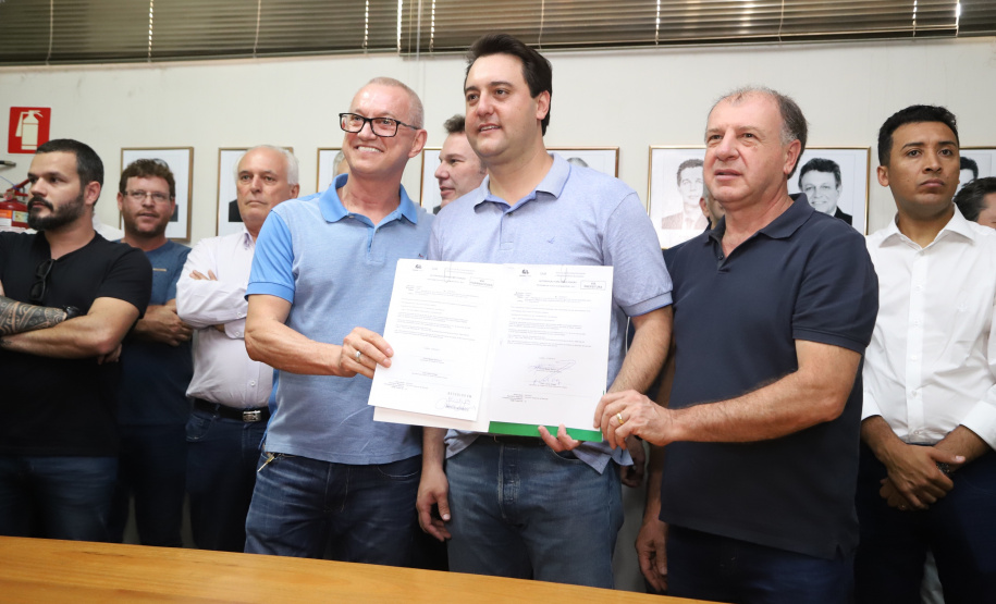 O governador Carlos Massa Ratinho Junior confirmou neste sábado (16) investimentos de R$ 2,82 milhões em obras e compra de máquinas e veículos para oito municípios da região Noroeste do Estado. Foram assinadas, na ExpoParanavaí, um dos principais eventos do agronegócio do Paraná, autorizações e homologações. - Paranavaí, 16/03/2019 - Foto: José Fernando Ogura/ANPr