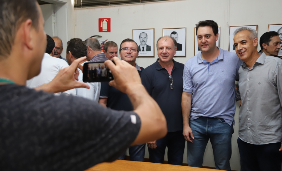 O governador Carlos Massa Ratinho Junior confirmou neste sábado (16) investimentos de R$ 2,82 milhões em obras e compra de máquinas e veículos para oito municípios da região Noroeste do Estado. Foram assinadas, na ExpoParanavaí, um dos principais eventos do agronegócio do Paraná, autorizações e homologações. - Paranavaí, 16/03/2019 - Foto: José Fernando Ogura/ANPr