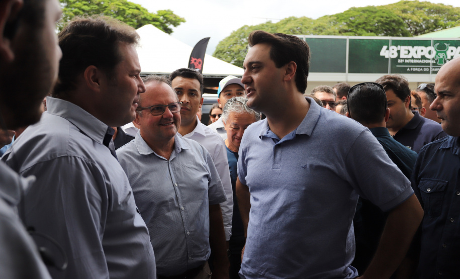 O governador Carlos Massa Ratinho Junior confirmou neste sábado (16) investimentos de R$ 2,82 milhões em obras e compra de máquinas e veículos para oito municípios da região Noroeste do Estado. Foram assinadas, na ExpoParanavaí, um dos principais eventos do agronegócio do Paraná, autorizações e homologações. - Paranavaí, 16/03/2019 - Foto: José Fernando Ogura/ANPr