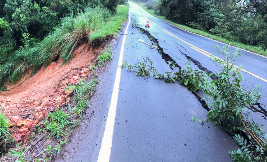 Interdição da PR-340 entre Tibagi e Telêmaco Borba, por conta de um desmoronamento de terra na tarde de sábado (16)  -  Curitiba, 17/03/2019  -  Foto: Divulgação DER