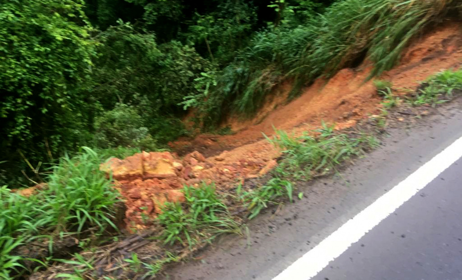 Interdição da PR-340 entre Tibagi e Telêmaco Borba, por conta de um desmoronamento de terra na tarde de sábado (16)  -  Curitiba, 17/03/2019  -  Foto: Divulgação DER