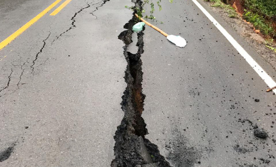 Interdição da PR-340 entre Tibagi e Telêmaco Borba, por conta de um desmoronamento de terra na tarde de sábado (16)  -  Curitiba, 17/03/2019  -  Foto: Divulgação DER