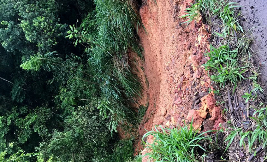 Interdição da PR-340 entre Tibagi e Telêmaco Borba, por conta de um desmoronamento de terra na tarde de sábado (16)  -  Curitiba, 17/03/2019  -  Foto: Divulgação DER