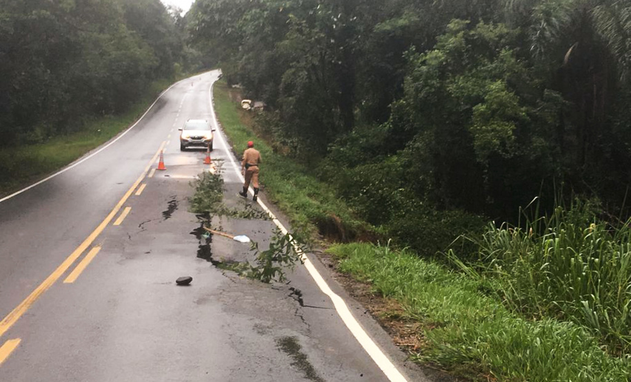 Interdição da PR-340 entre Tibagi e Telêmaco Borba, por conta de um desmoronamento de terra na tarde de sábado (16)  -  Curitiba, 17/03/2019  -  Foto: Divulgação DER