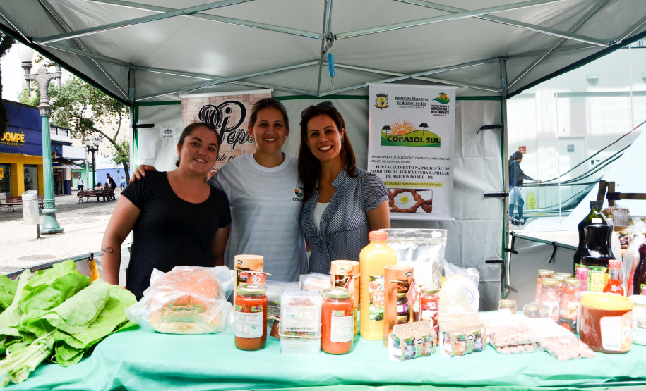 A Copasol Sul, cooperativa de agricultura familiar de Agudos do Sul, na Região Metropolitana de Curitiba, fez sua estreia em vendas diretas de seus produtos ao consumidor durante a Feira das Cooperativas, que acontece todas às sextas-feiras, em Curitiba. Foto:SEAB