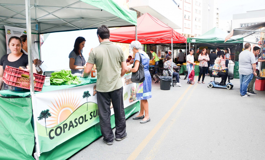 A Copasol Sul, cooperativa de agricultura familiar de Agudos do Sul, na Região Metropolitana de Curitiba, fez sua estreia em vendas diretas de seus produtos ao consumidor durante a Feira das Cooperativas, que acontece todas às sextas-feiras, em Curitiba. Foto:SEAB