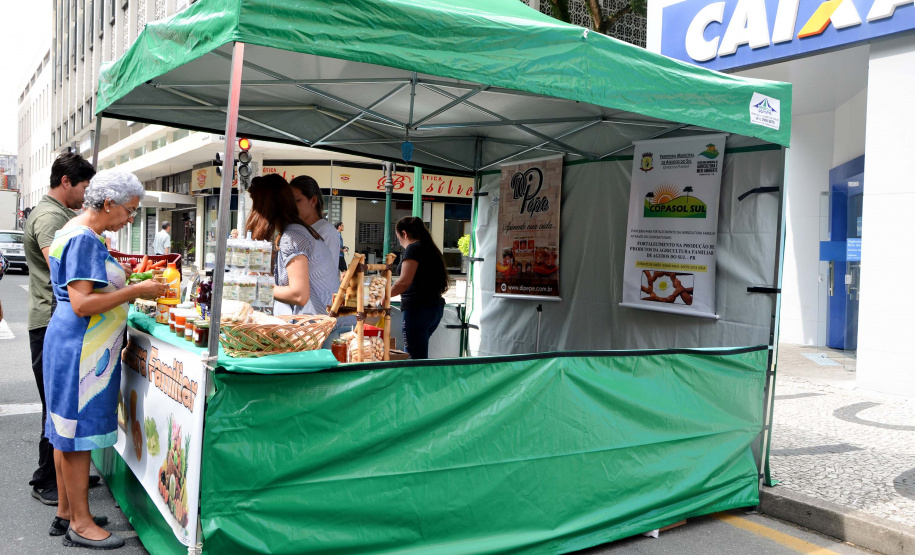 A Copasol Sul, cooperativa de agricultura familiar de Agudos do Sul, na Região Metropolitana de Curitiba, fez sua estreia em vendas diretas de seus produtos ao consumidor durante a Feira das Cooperativas, que acontece todas às sextas-feiras, em Curitiba. Foto:SEAB