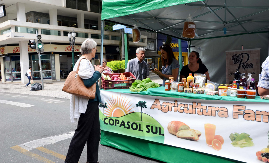 A Copasol Sul, cooperativa de agricultura familiar de Agudos do Sul, na Região Metropolitana de Curitiba, fez sua estreia em vendas diretas de seus produtos ao consumidor durante a Feira das Cooperativas, que acontece todas às sextas-feiras, em Curitiba. Foto:SEAB