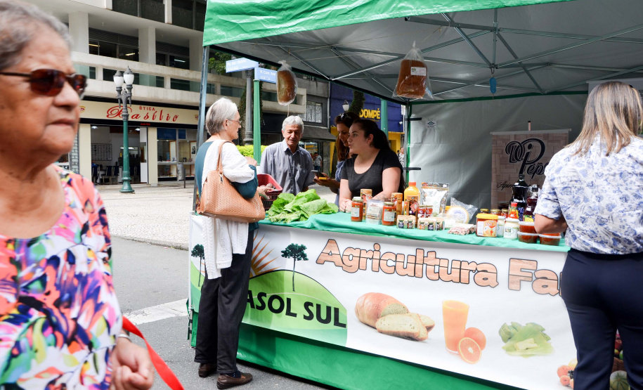 A Copasol Sul, cooperativa de agricultura familiar de Agudos do Sul, na Região Metropolitana de Curitiba, fez sua estreia em vendas diretas de seus produtos ao consumidor durante a Feira das Cooperativas, que acontece todas às sextas-feiras, em Curitiba. Foto:SEAB
