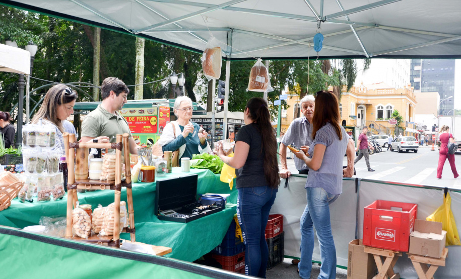 A Copasol Sul, cooperativa de agricultura familiar de Agudos do Sul, na Região Metropolitana de Curitiba, fez sua estreia em vendas diretas de seus produtos ao consumidor durante a Feira das Cooperativas, que acontece todas às sextas-feiras, em Curitiba. Foto:SEAB