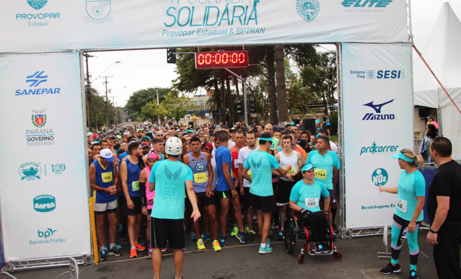 Em comemoração aos 67 anos do Batalhão de Polícia de Trânsito, 1,2 mil pessoas participaram da quarta edição da Corrida Solidária Provopar Estadual e BPTran neste domingo (17) em Curitiba. Os atletas, profissionais e amadores, correram 3 km, 5 km e 10 km em prol da solidariedade. Foto: Soldado Fernando Chauchuti/PMPR