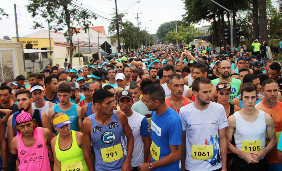 Em comemoração aos 67 anos do Batalhão de Polícia de Trânsito, 1,2 mil pessoas participaram da quarta edição da Corrida Solidária Provopar Estadual e BPTran neste domingo (17) em Curitiba. Os atletas, profissionais e amadores, correram 3 km, 5 km e 10 km em prol da solidariedade. Foto: Soldado Fernando Chauchuti/PMPR