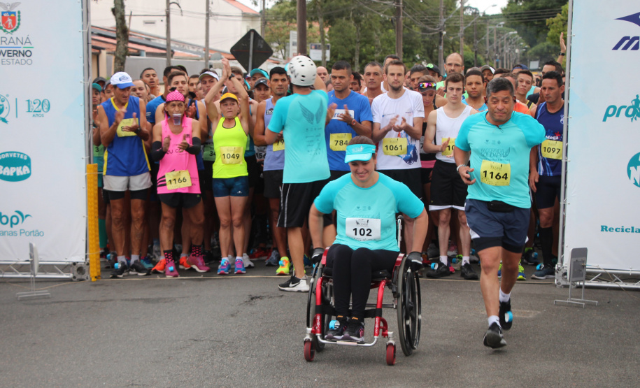 Em comemoração aos 67 anos do Batalhão de Polícia de Trânsito, 1,2 mil pessoas participaram da quarta edição da Corrida Solidária Provopar Estadual e BPTran neste domingo (17) em Curitiba. Os atletas, profissionais e amadores, correram 3 km, 5 km e 10 km em prol da solidariedade. Foto: Soldado Fernando Chauchuti/PMPR