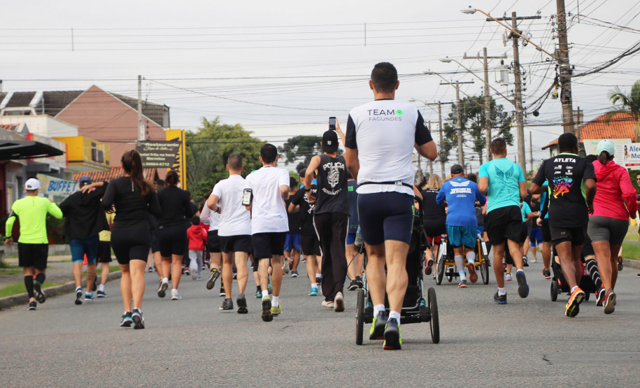 Em comemoração aos 67 anos do Batalhão de Polícia de Trânsito, 1,2 mil pessoas participaram da quarta edição da Corrida Solidária Provopar Estadual e BPTran neste domingo (17) em Curitiba. Os atletas, profissionais e amadores, correram 3 km, 5 km e 10 km em prol da solidariedade. Foto: Soldado Fernando Chauchuti/PMPR