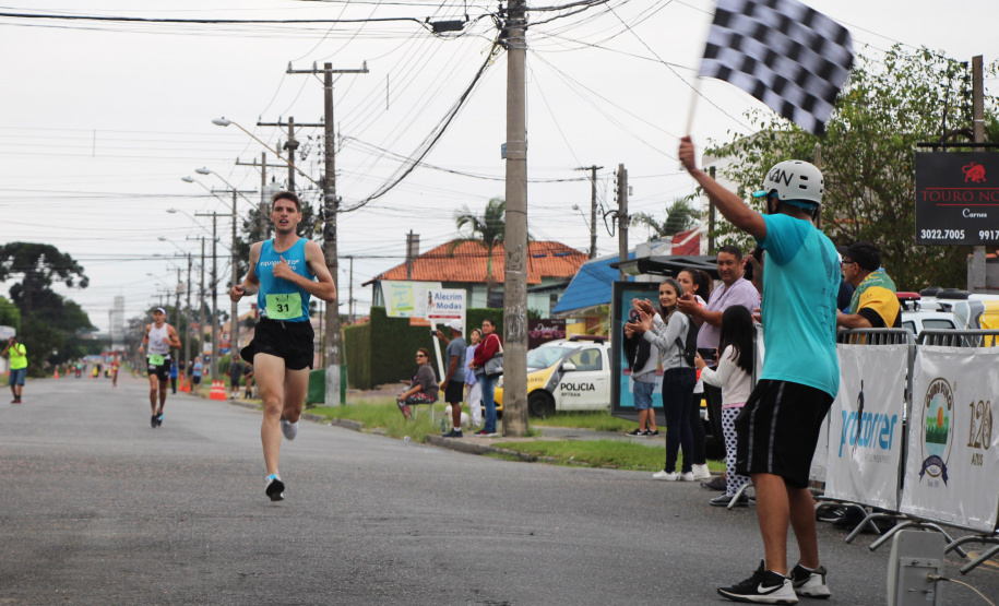 Em comemoração aos 67 anos do Batalhão de Polícia de Trânsito, 1,2 mil pessoas participaram da quarta edição da Corrida Solidária Provopar Estadual e BPTran neste domingo (17) em Curitiba. Os atletas, profissionais e amadores, correram 3 km, 5 km e 10 km em prol da solidariedade. Foto: Soldado Fernando Chauchuti/PMPR